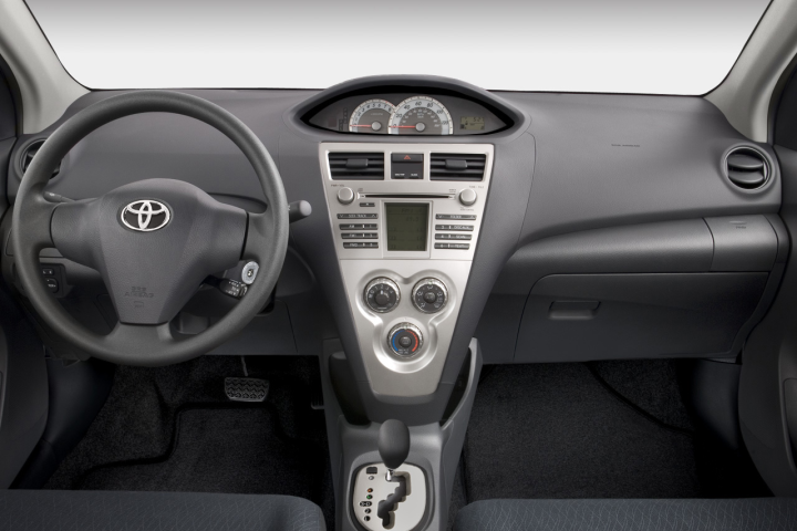 TOYOTA YARIS 1,3