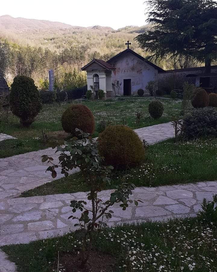 Slika. Dvoriste Manastira Moraca.